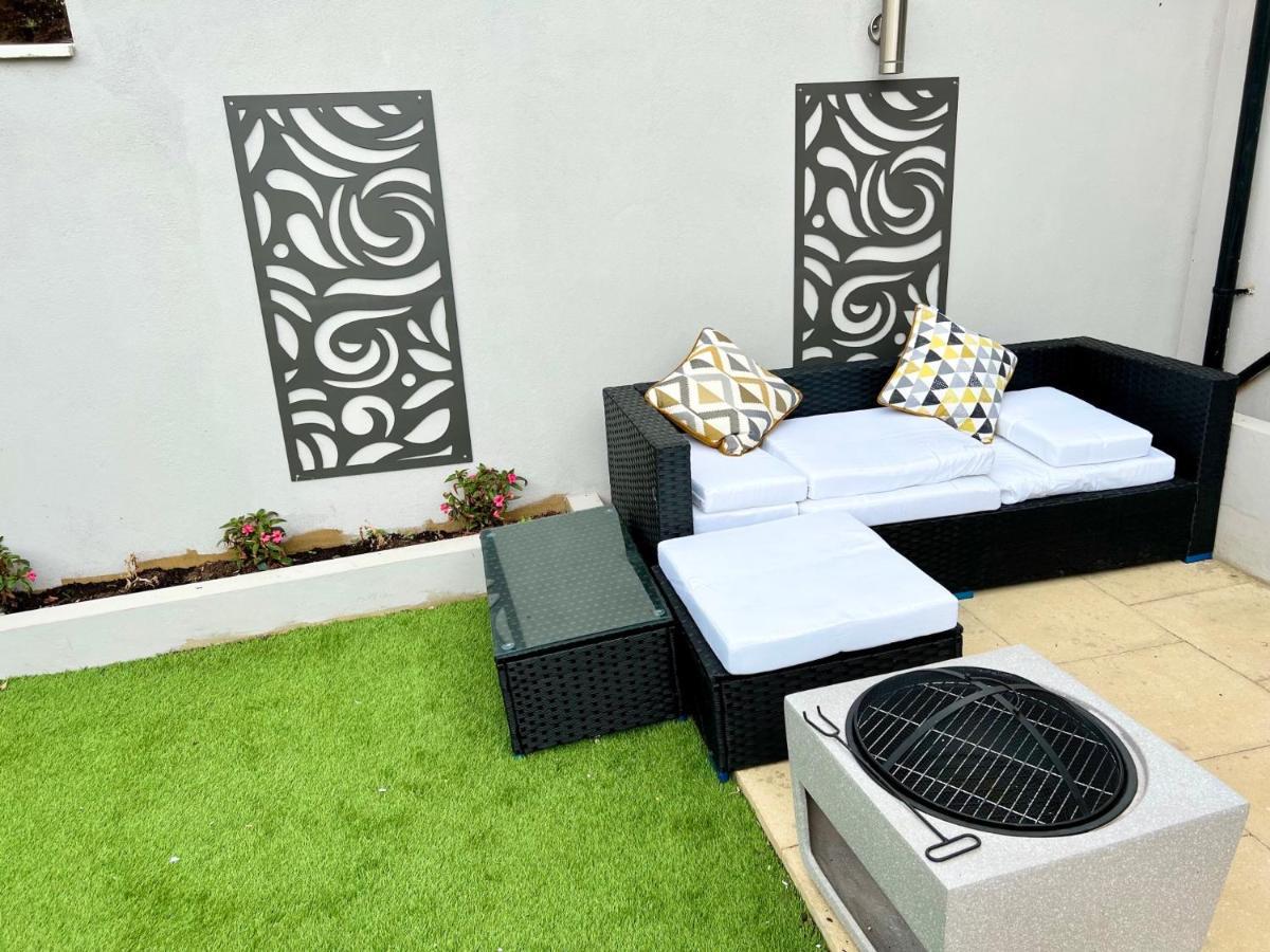 Cosy Trio: Flexible Near Mall With Parking London