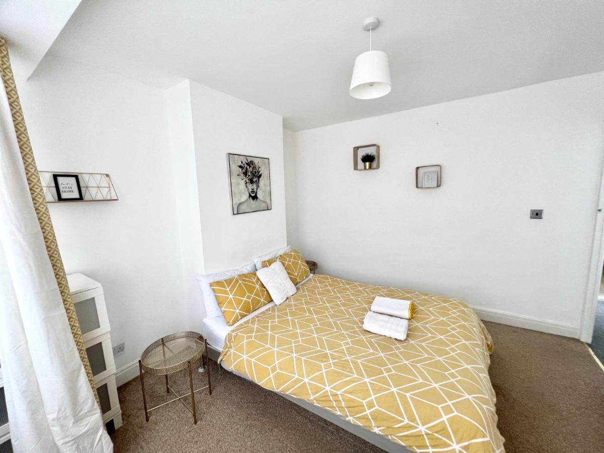 Cosy Trio: Flexible Near Mall With Parking *