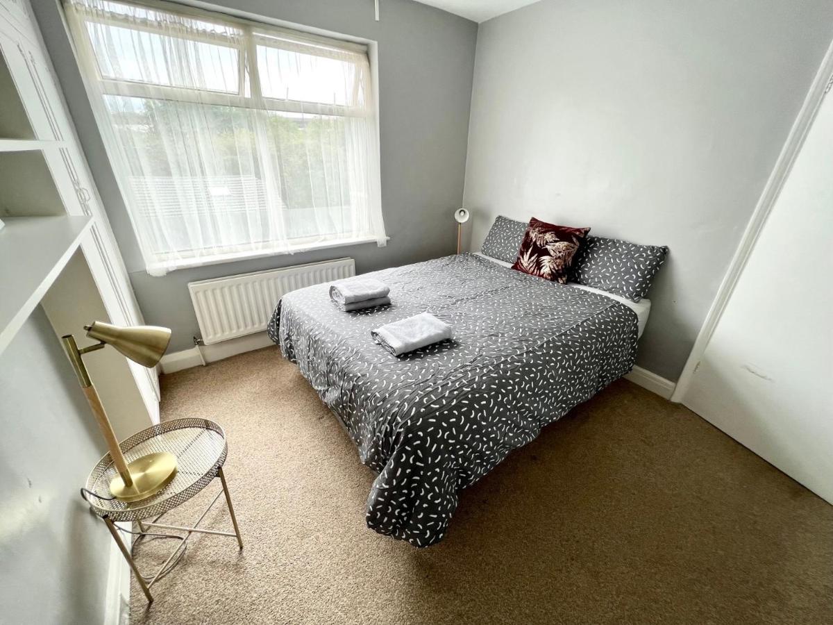 Cosy Trio: Flexible Near Mall With Parking * London