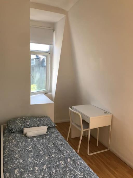 Single Bedrooms With Wifi And Underbed 10 London