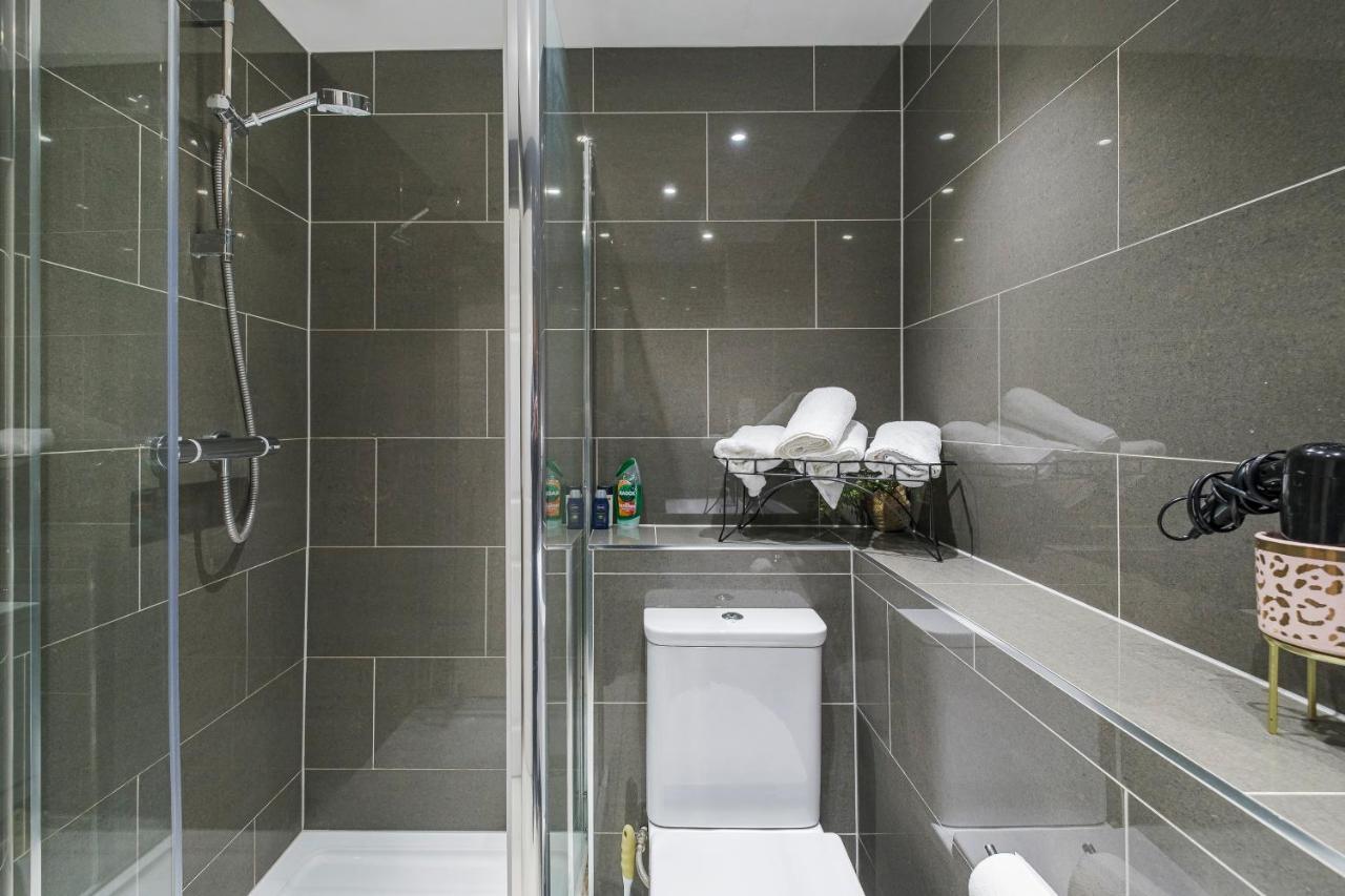 Apartment Larger Groups With Garden And Parking London