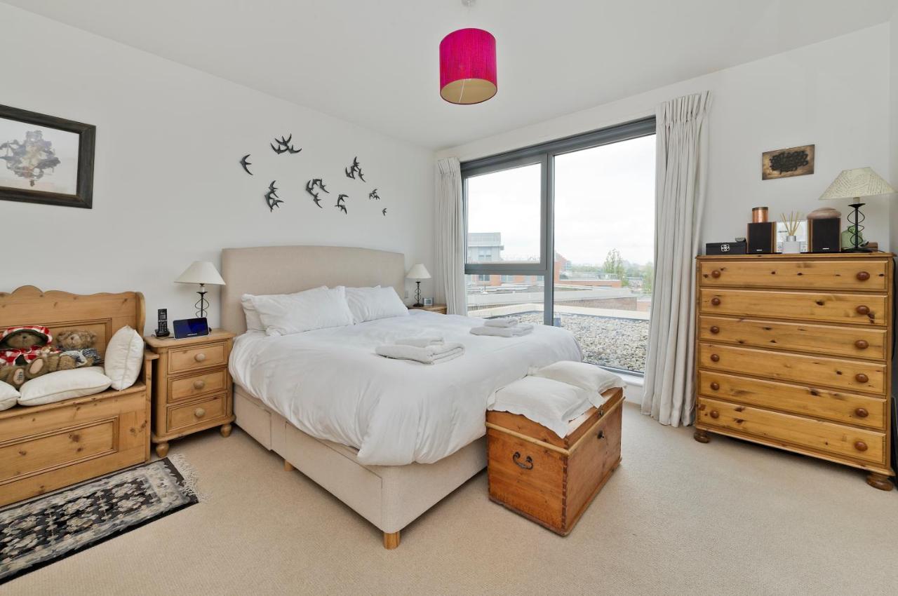 Apartment Superb With Terrace Near The River In Putney By Underthedoormat *
