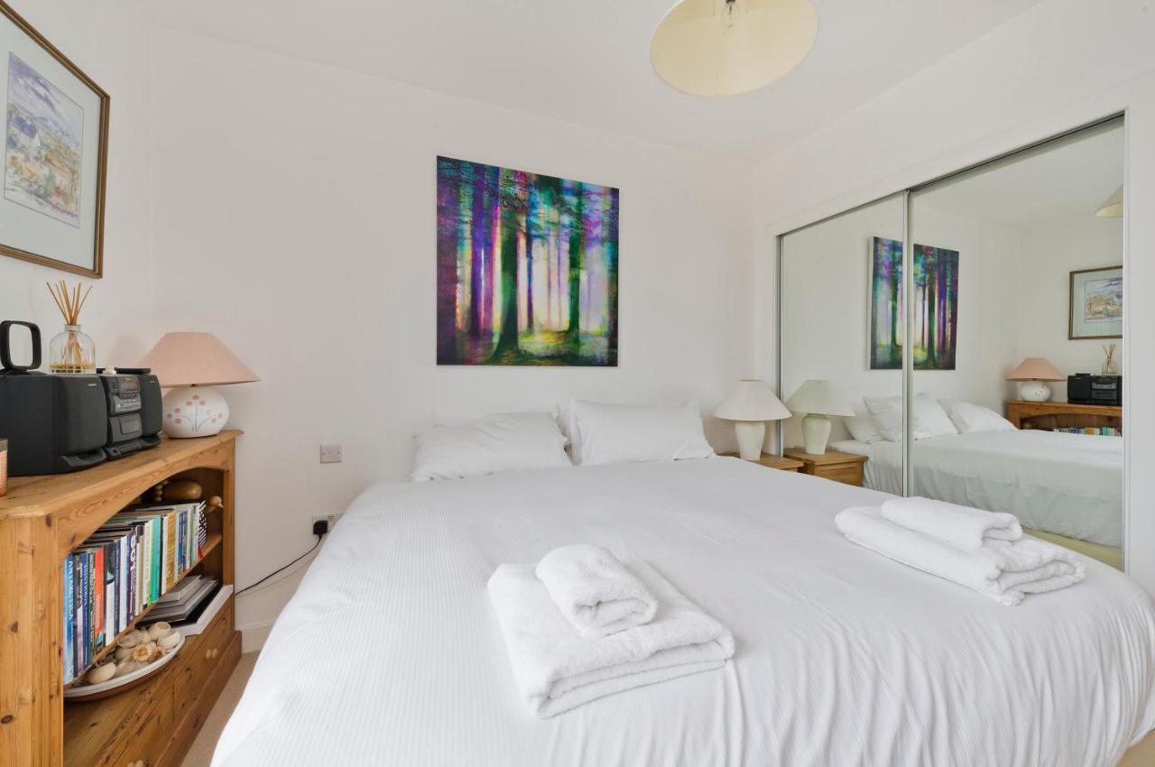 Apartment Superb With Terrace Near The River In Putney By Underthedoormat *