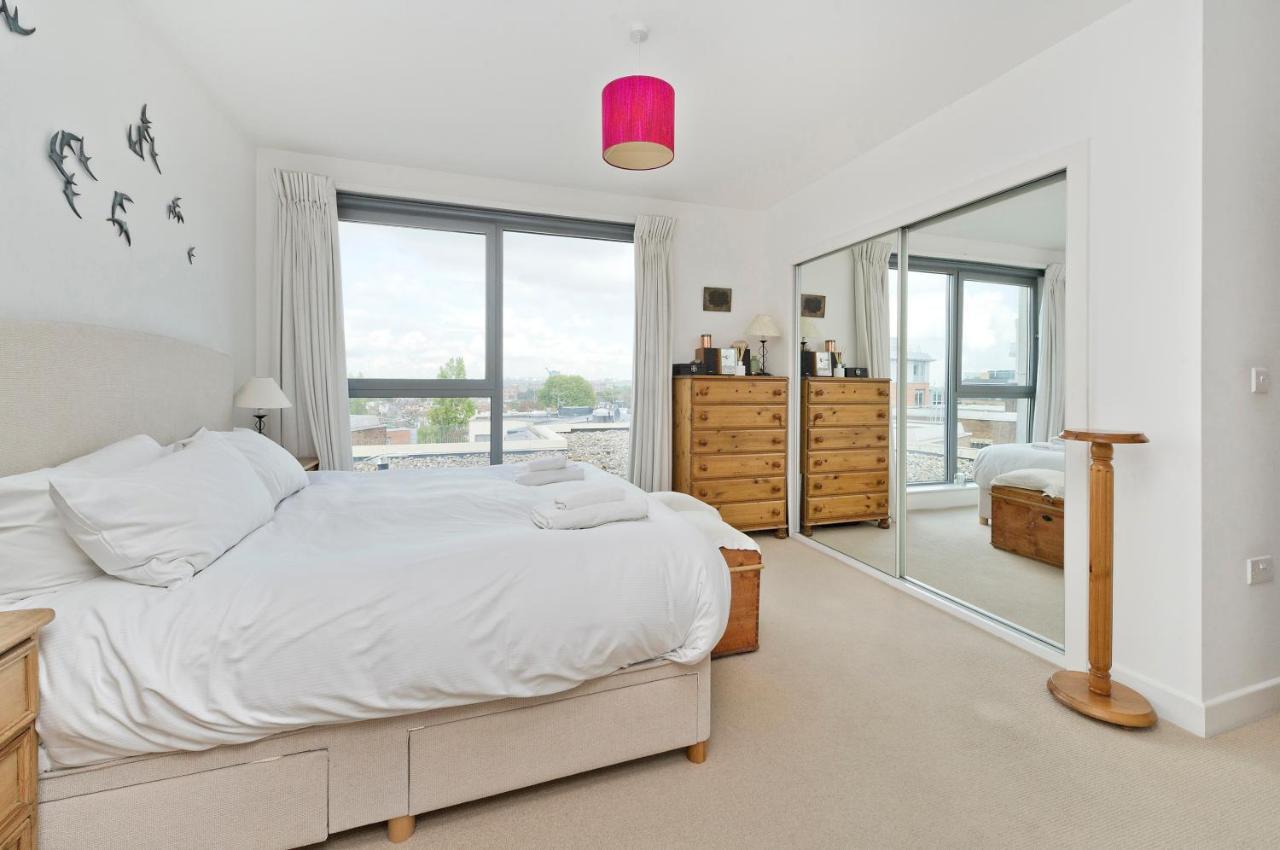 Superb With Terrace Near The River In Putney By Underthedoormat London