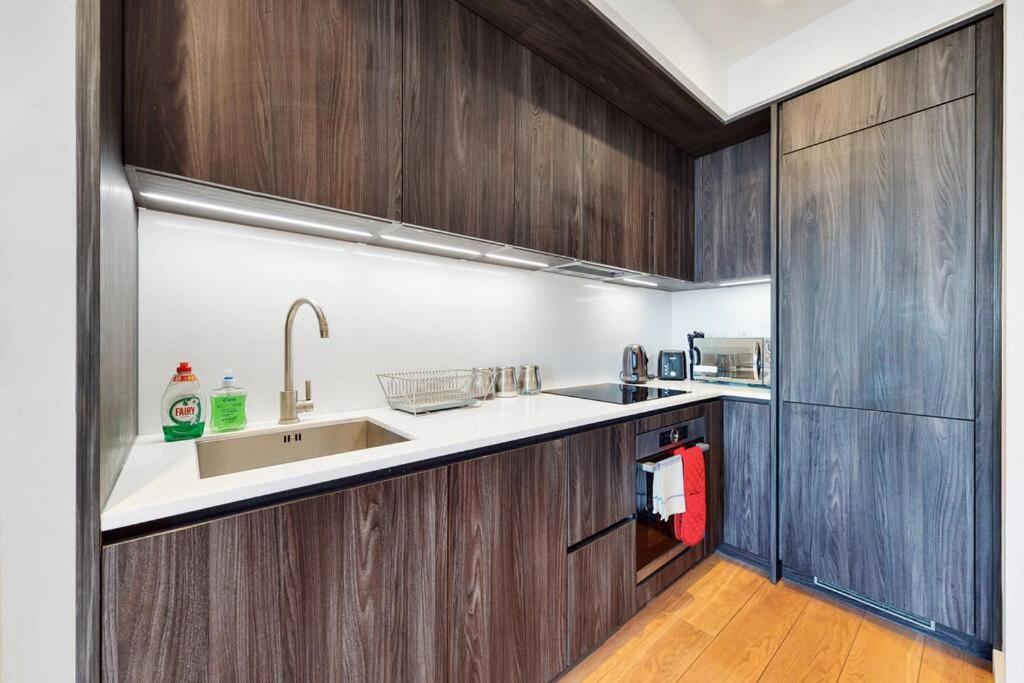 Superb In Greenwich With Balcony & Roof Apartment *