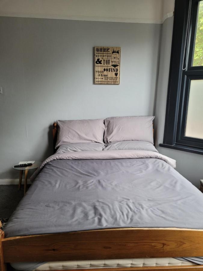 Homestay Arsenal And Tottenham Double Bedroom *
