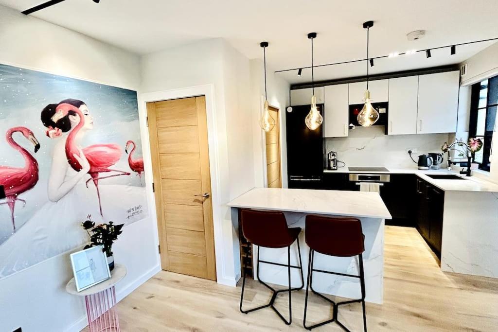 Apartment Newly Renovated Modern 2 Bedroom Flat In West