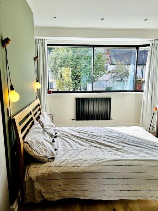 Apartment Newly Renovated Modern 2 Bedroom Flat In West
