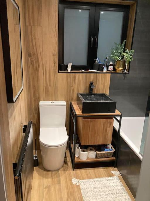 Newly Renovated Modern 2 Bedroom Flat In West Apartment