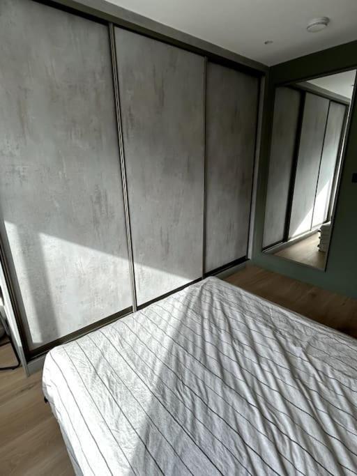 Apartment Newly Renovated Modern 2 Bedroom Flat In West