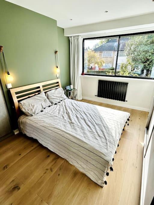 Apartment Newly Renovated Modern 2 Bedroom Flat In West