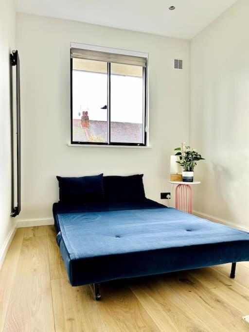 Newly Renovated Modern 2 Bedroom Flat In West Apartment London