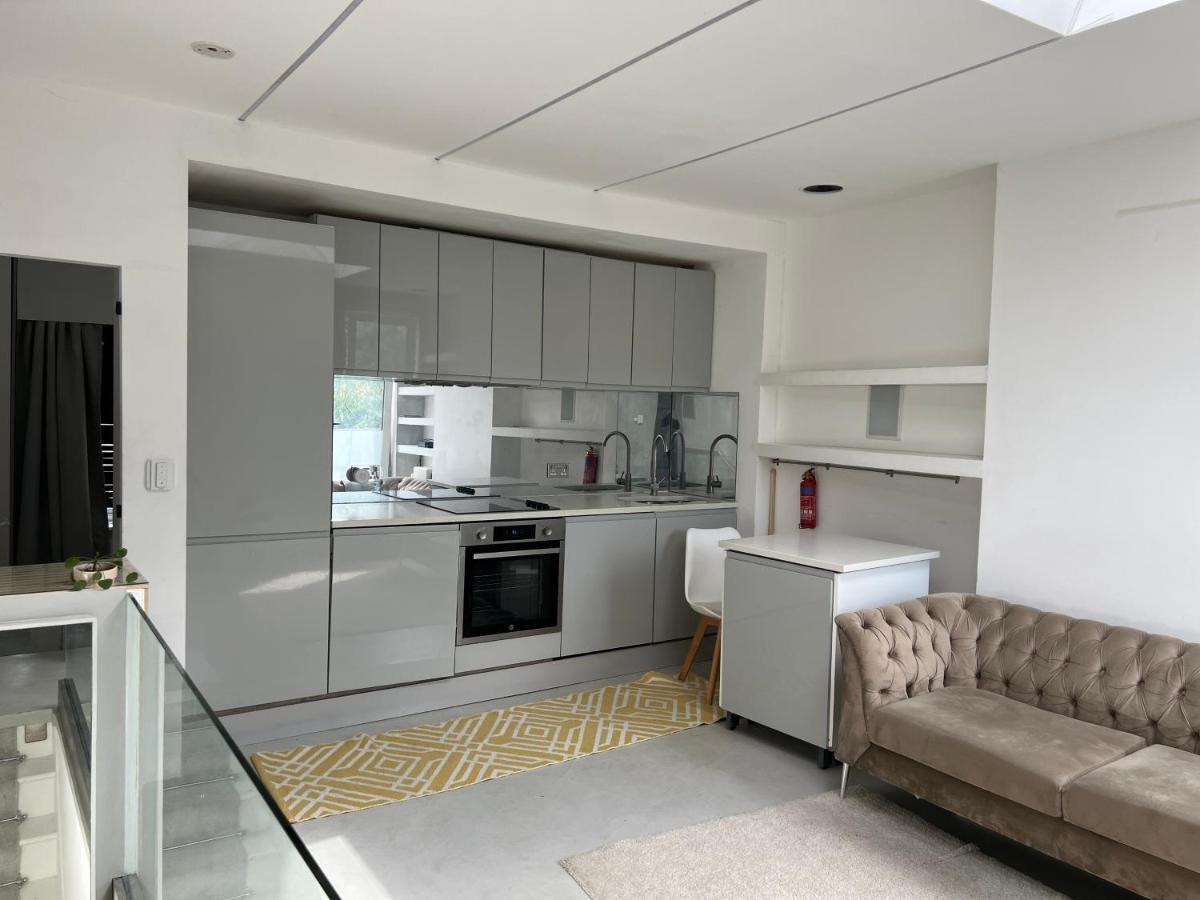 Stunning Contemporary 2 Bed With Parking Apartment