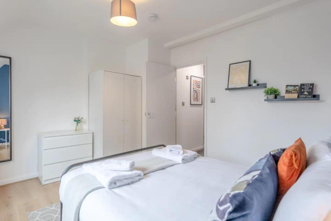 3 Bedroom House With Garden * London