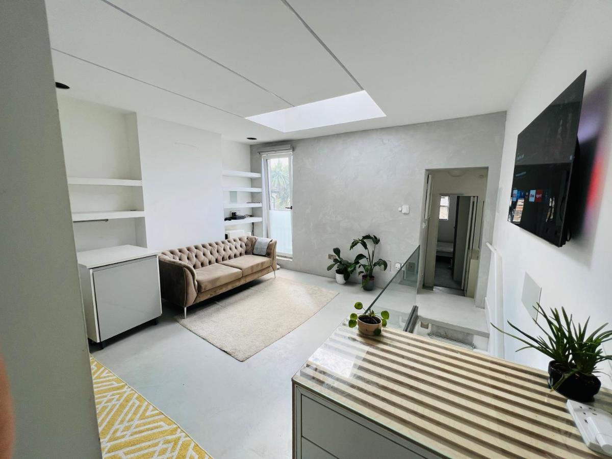 Stunning Contemporary 2 Bed With Parking Apartment London