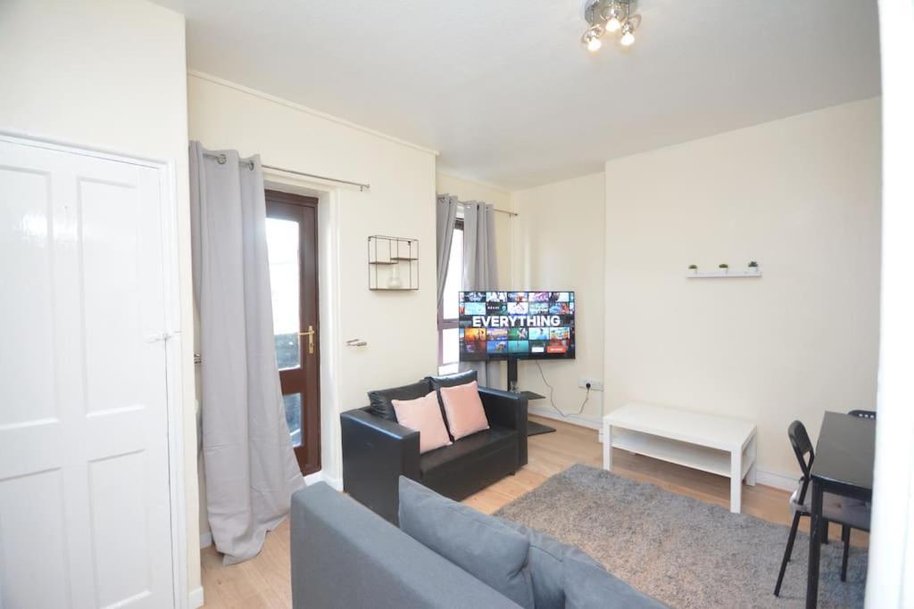 Lovely 4 Bedroom Close To The City Walking Distance From The Rivere View * Londres