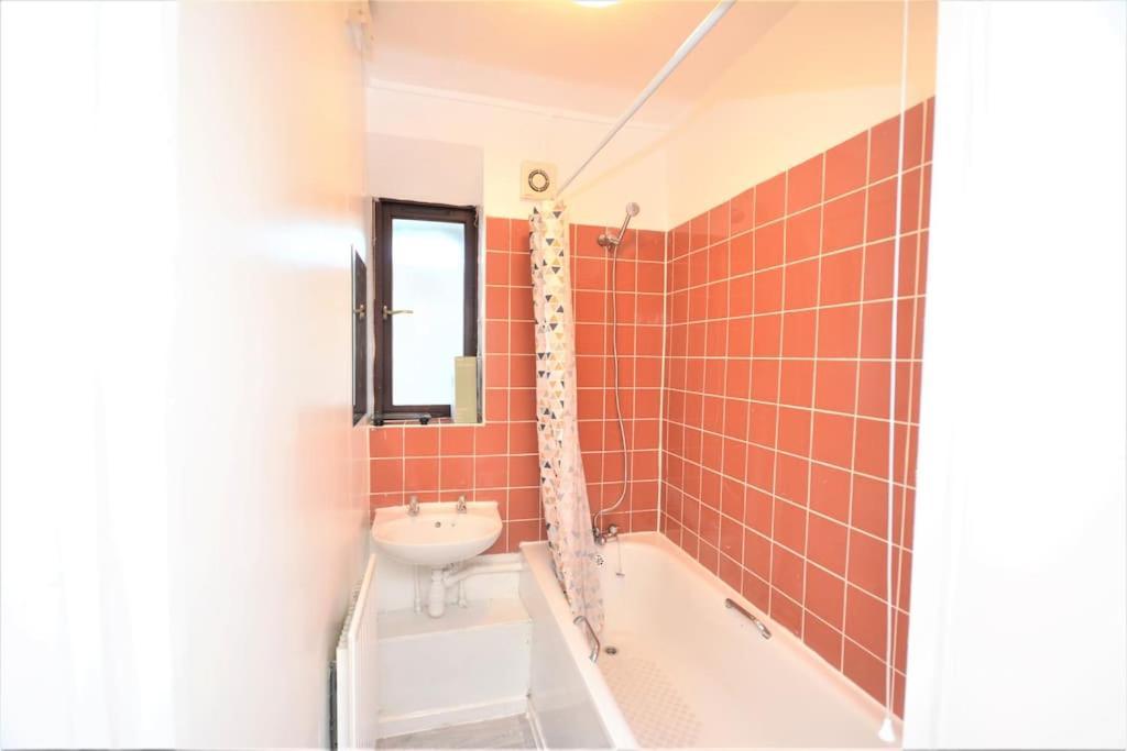 Lovely 4 Bedroom Close To The City Walking Distance From The Rivere View Londres