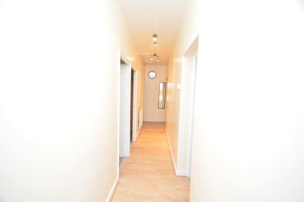 Lovely 4 Bedroom Close To The City Walking Distance From The Rivere View Londres
