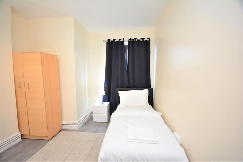 Lovely 4 Bedroom Close To The City Walking Distance From The Rivere View * Londres