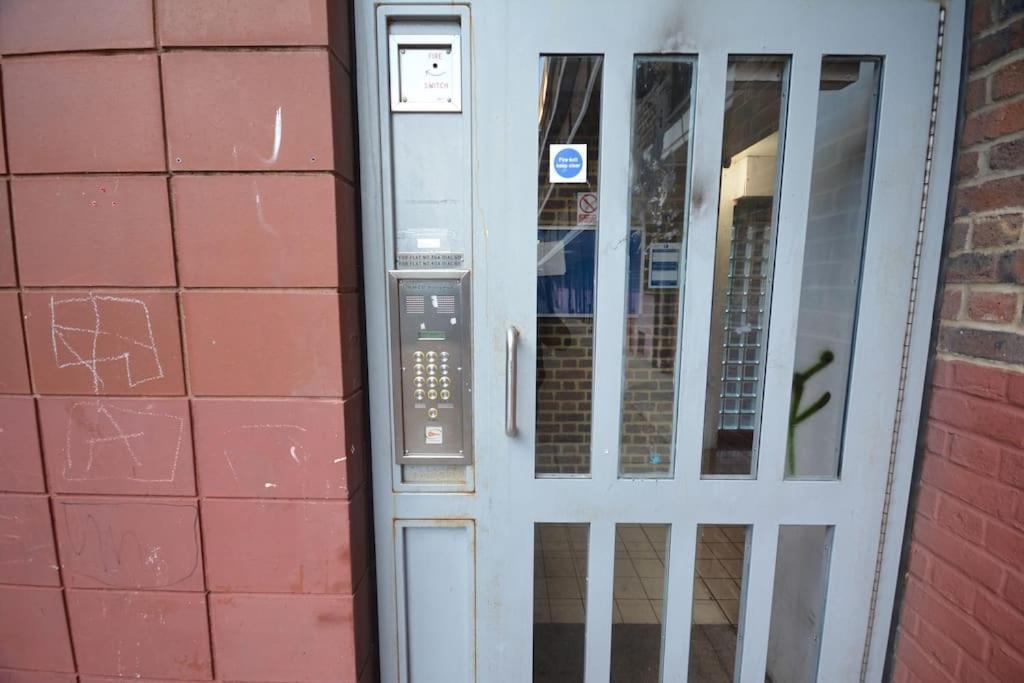 Lovely 4 Bedroom Close To The City Walking Distance From The Rivere View Londres