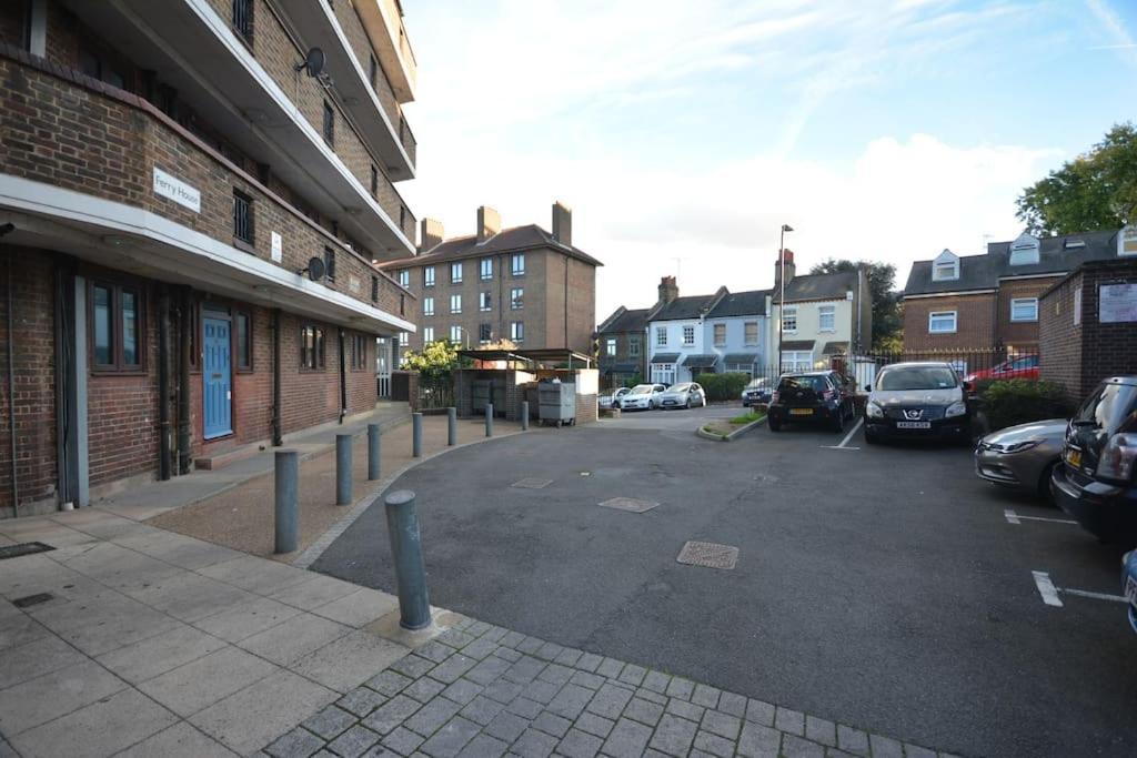 Lovely 4 Bedroom Close To The City Walking Distance From The Rivere View