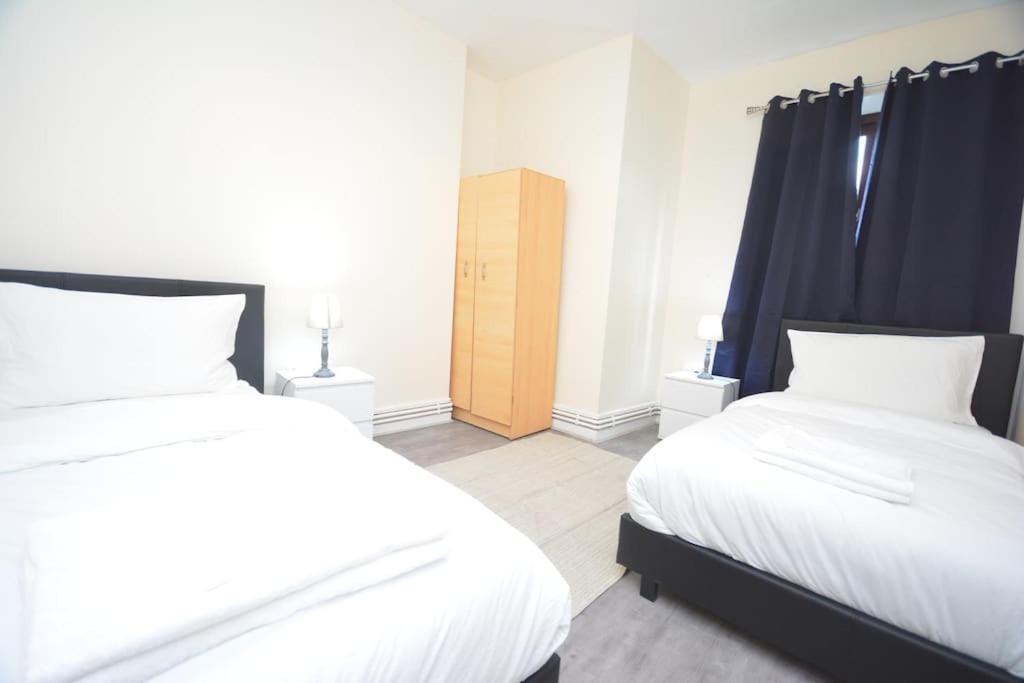 Lovely 4 Bedroom Close To The City Walking Distance From The Rivere View