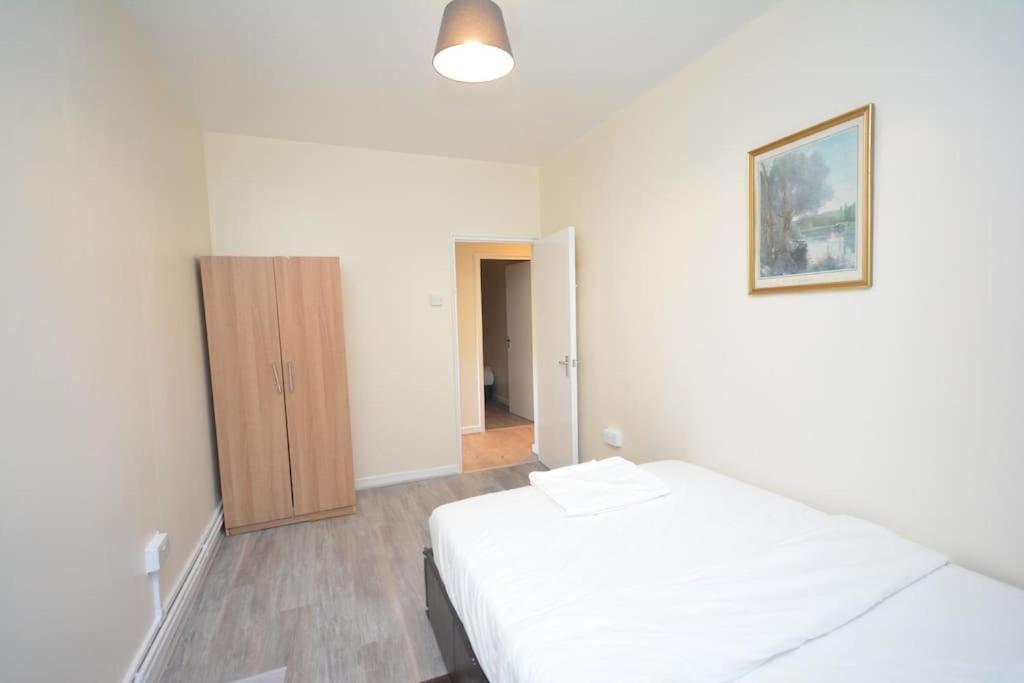 Lovely 4 Bedroom Close To The City Walking Distance From The Rivere View * Londres