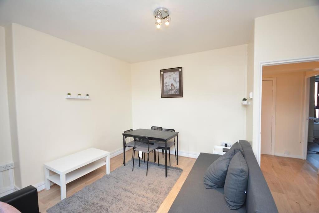 Lovely 4 Bedroom Close To The City Walking Distance From The Rivere View Apartamento