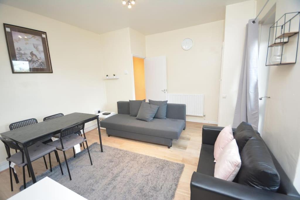 Lovely 4 Bedroom Close To The City Walking Distance From The Rivere View Apartamento