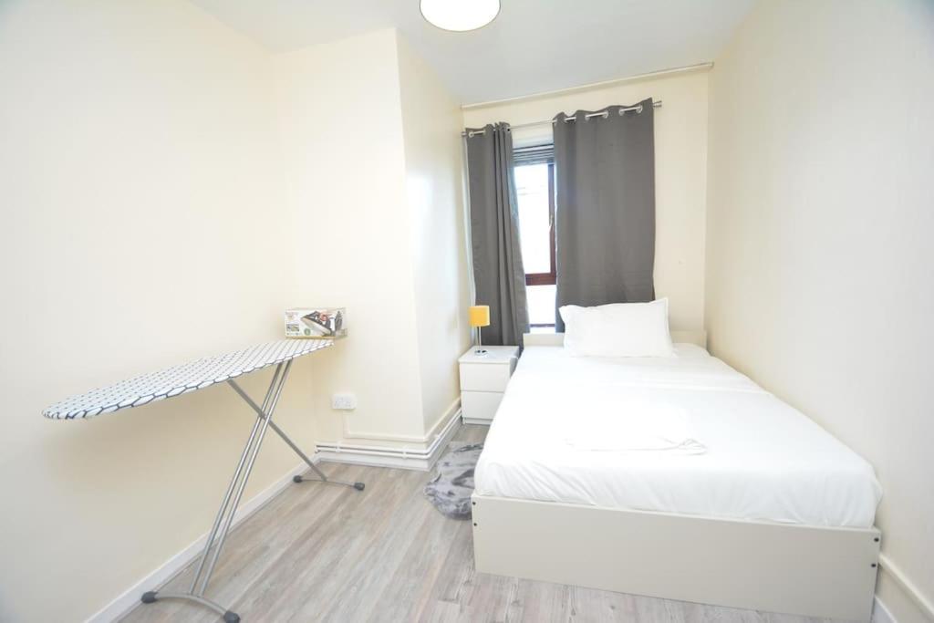 Lovely 4 Bedroom Close To The City Walking Distance From The Rivere View Apartamento Londres