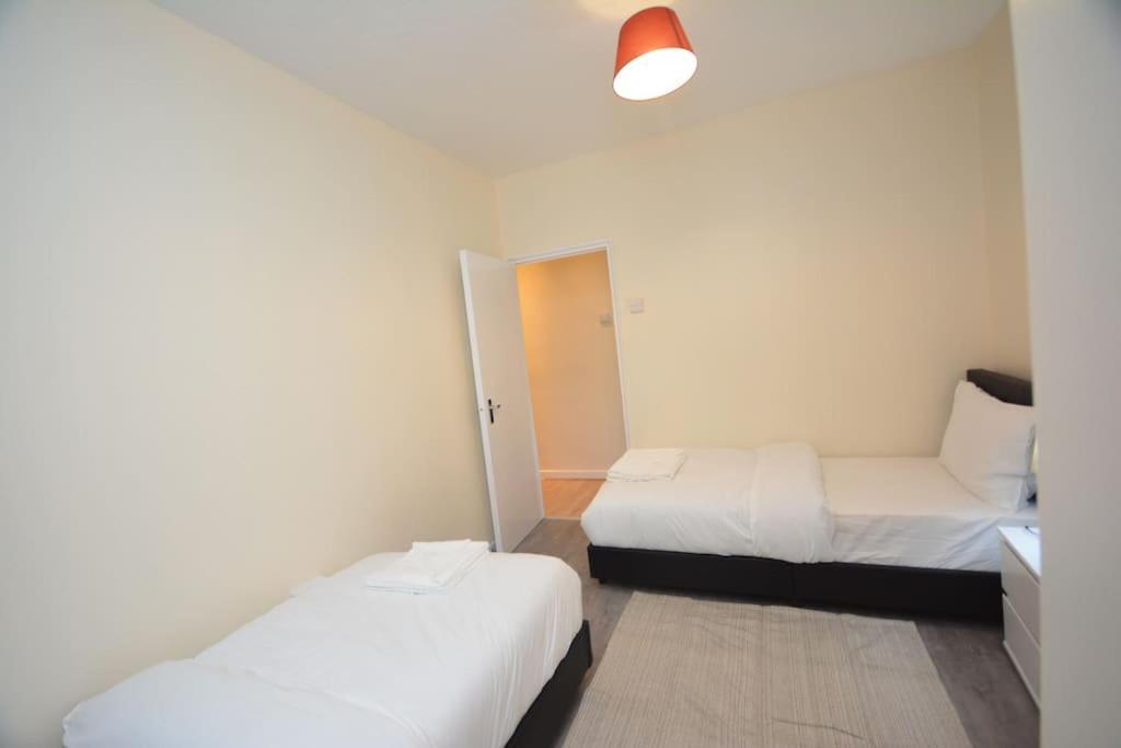 Lovely 4 Bedroom Close To The City Walking Distance From The Rivere View *