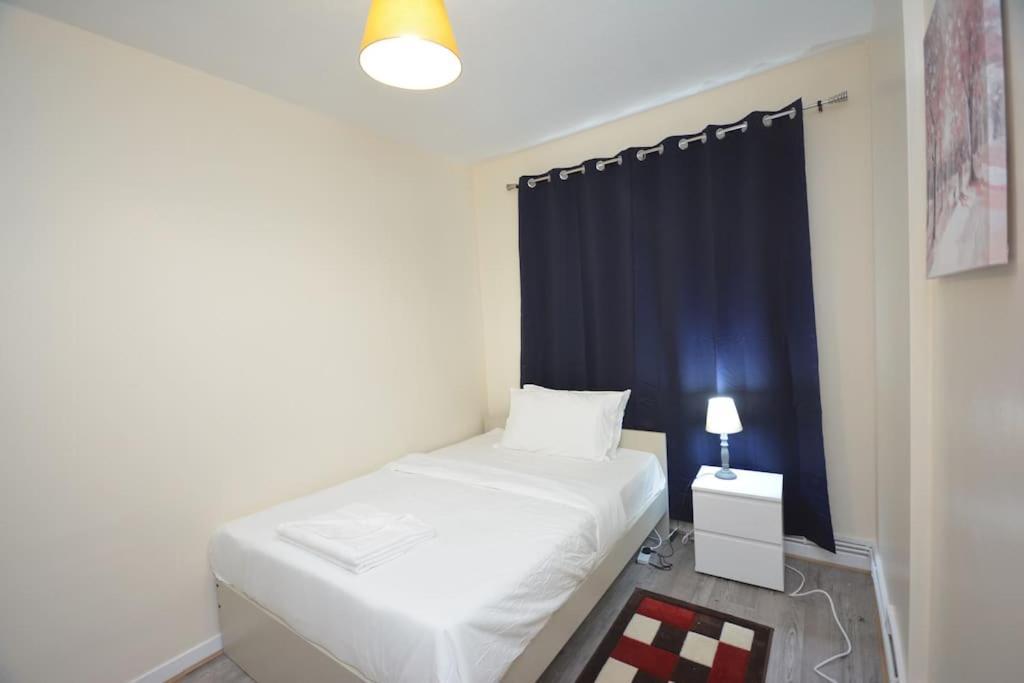 Lovely 4 Bedroom Close To The City Walking Distance From The Rivere View *