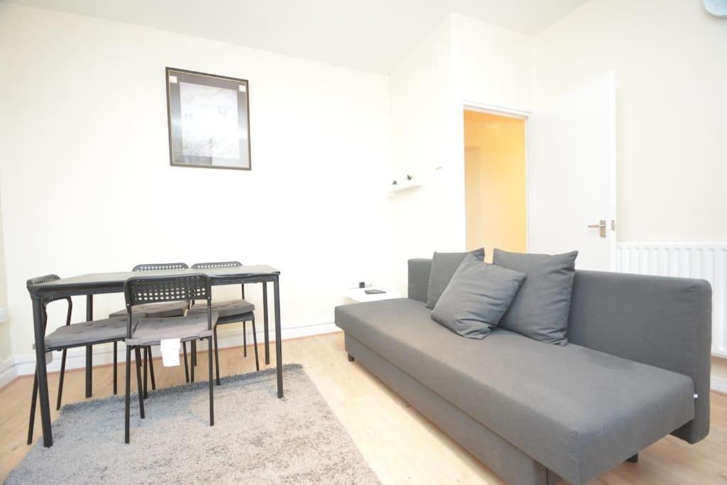 Lovely 4 Bedroom Close To The City Walking Distance From The Rivere View Londres