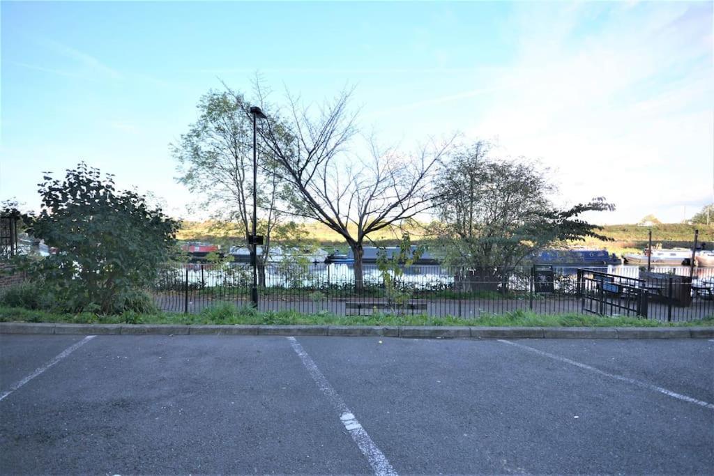 Lovely 4 Bedroom Close To The City Walking Distance From The Rivere View *