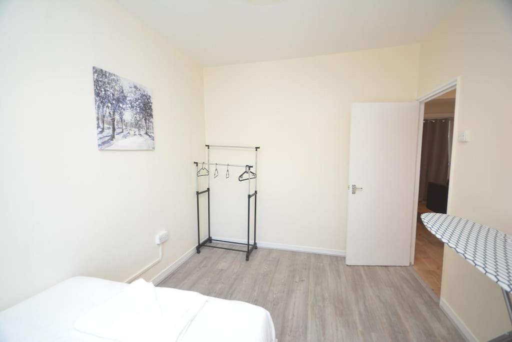 Lovely 4 Bedroom Close To The City Walking Distance From The Rivere View Londres