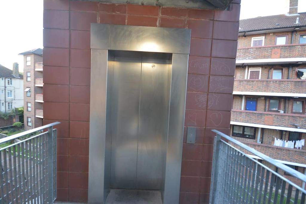 Lovely 4 Bedroom Close To The City Walking Distance From The Rivere View