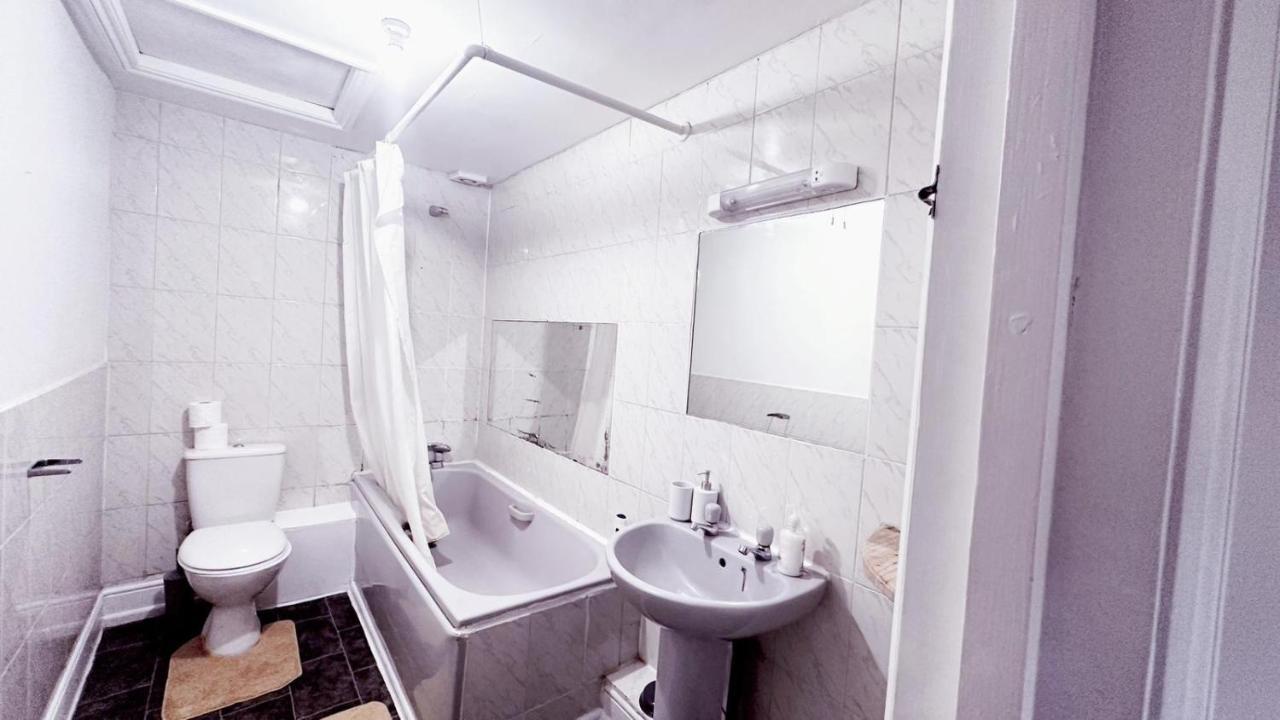 Madia Pad - By Chaps Apartment London