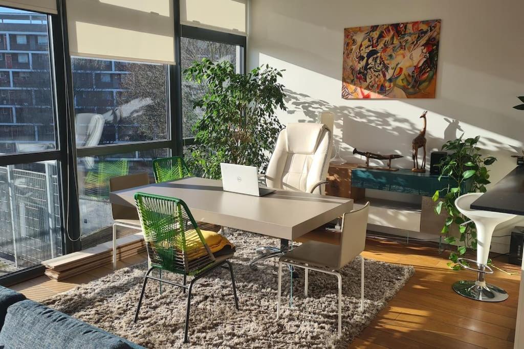 Luxurious Flat Sunny, Quiet, Design, Lift, Balcony * London