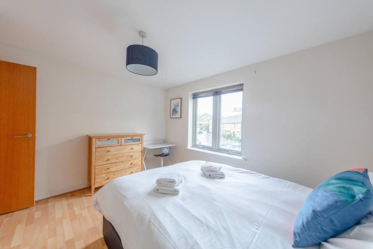 Spacious 2 Bedroom Near White Apartment *