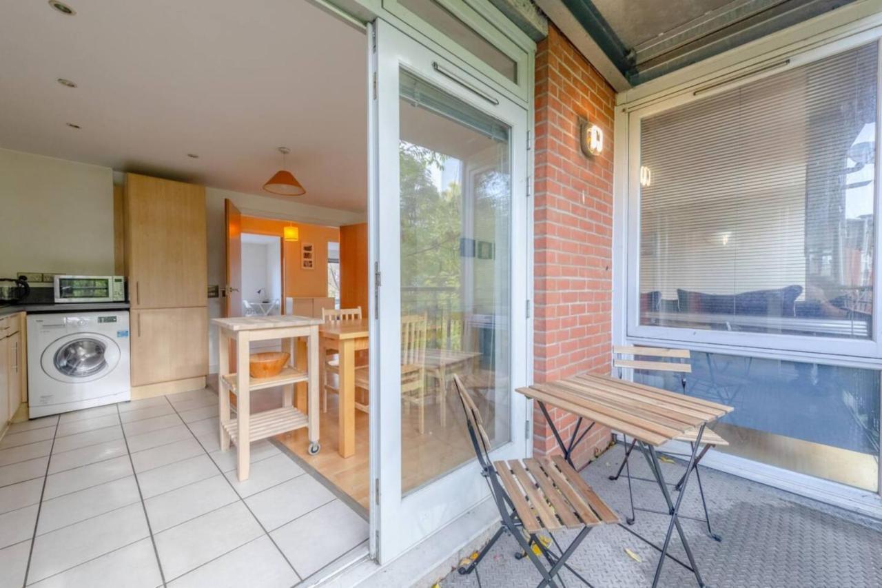 Spacious 2 Bedroom Near White London