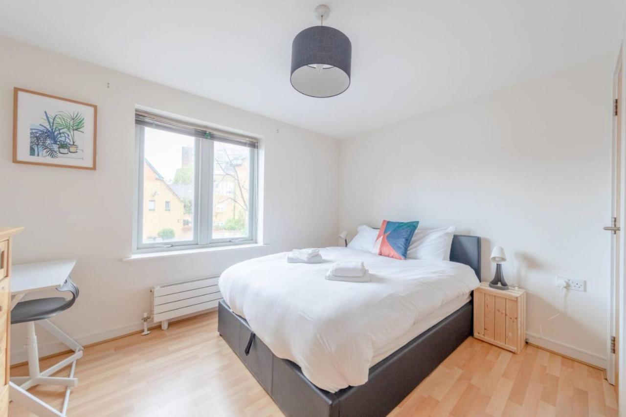 Spacious 2 Bedroom Near White Apartment