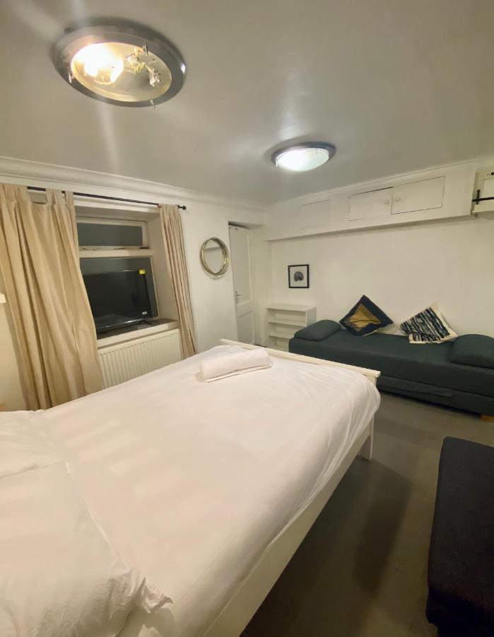 Lower Ground Bell Street Apartment *