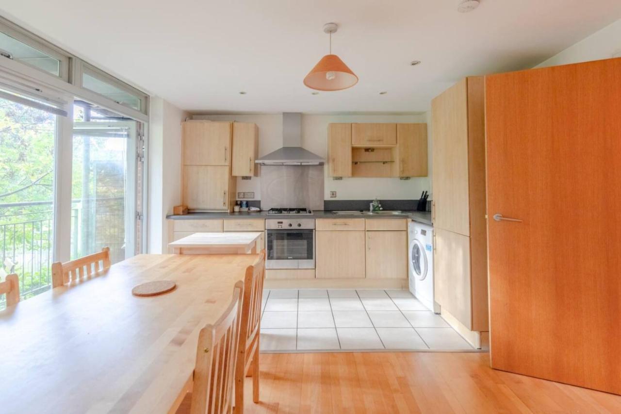 Apartment Spacious 2 Bedroom Near White London