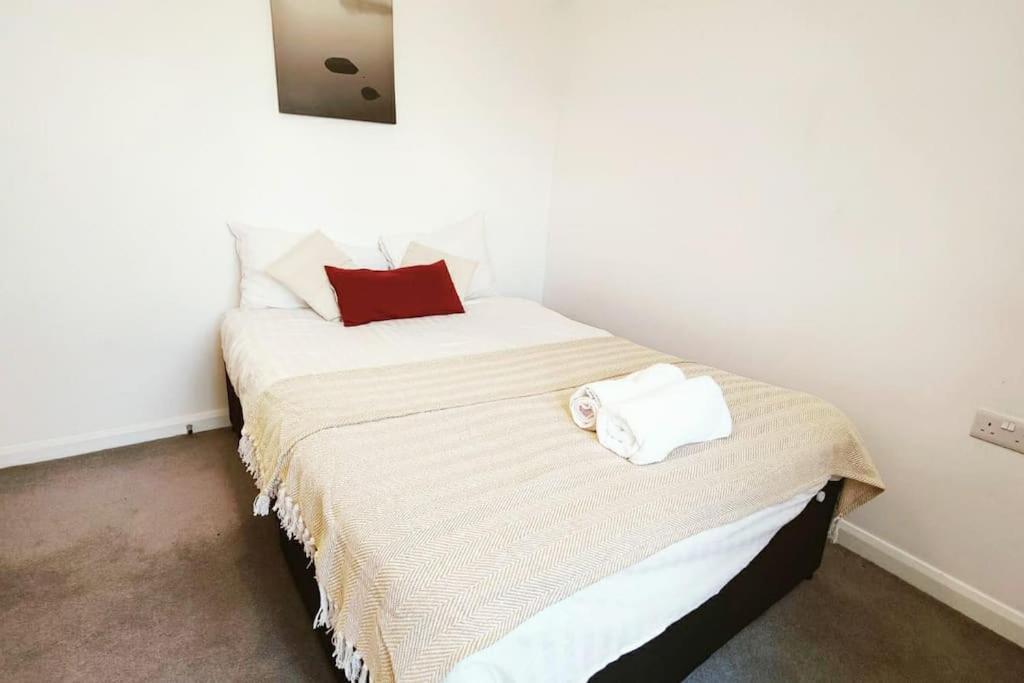 Aldgate Flats In E1. Apartment London