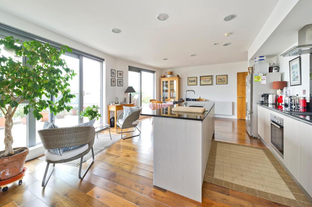 Apartment Superb With Terrace Near The River In Putney By Underthedoormat *