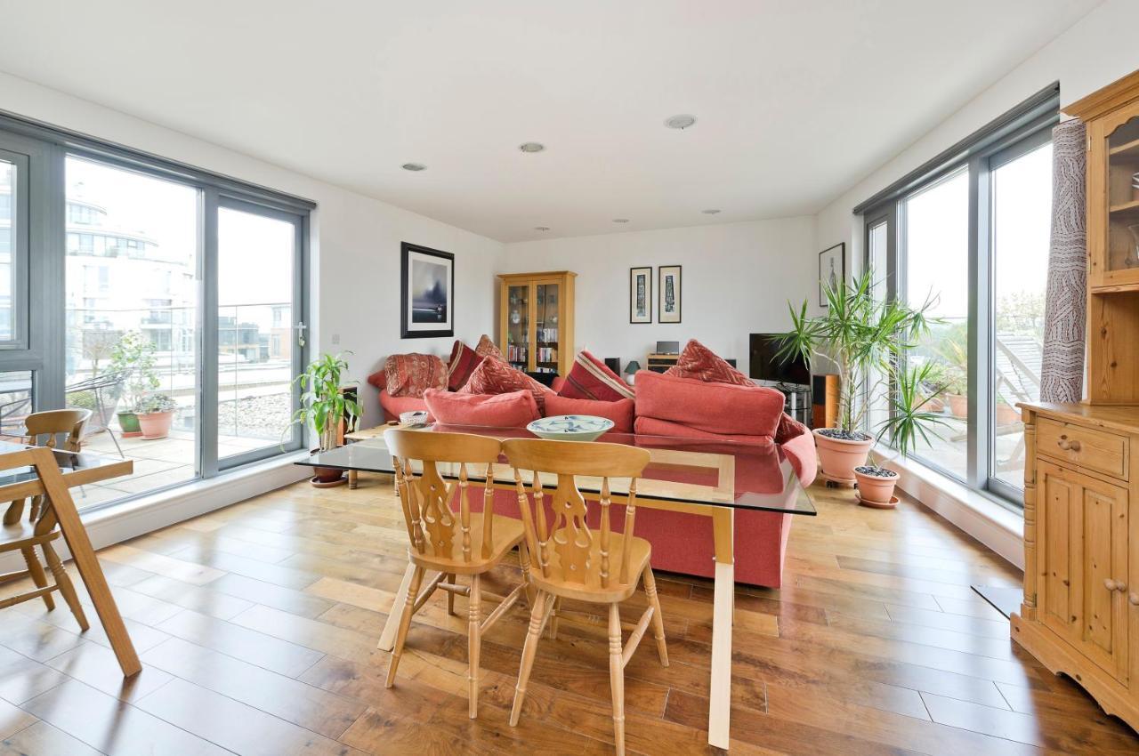 Superb With Terrace Near The River In Putney By Underthedoormat London