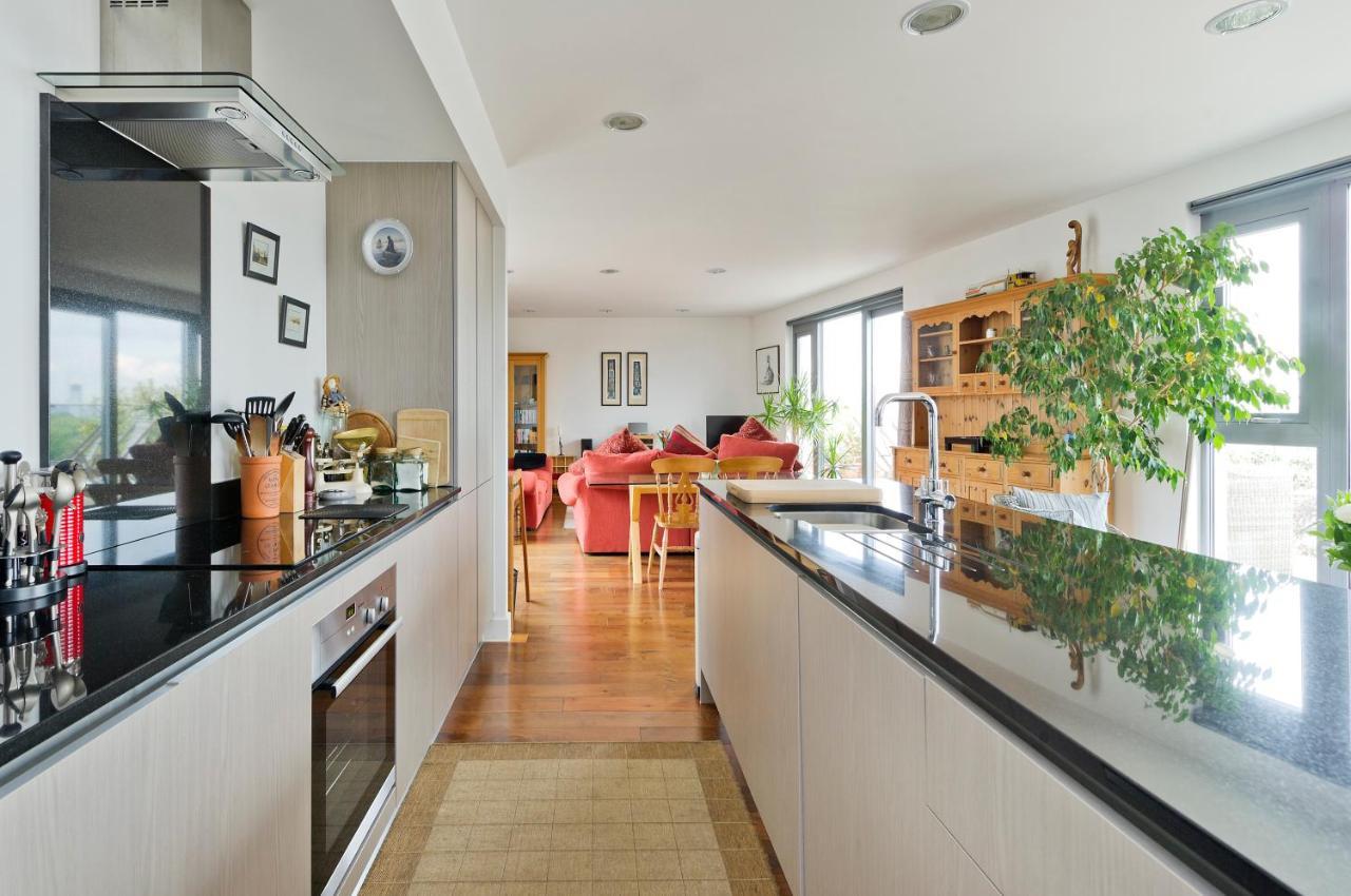 Superb With Terrace Near The River In Putney By Underthedoormat Apartment