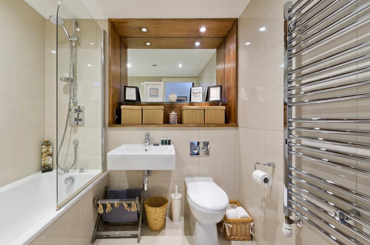 Superb With Terrace Near The River In Putney By Underthedoormat London