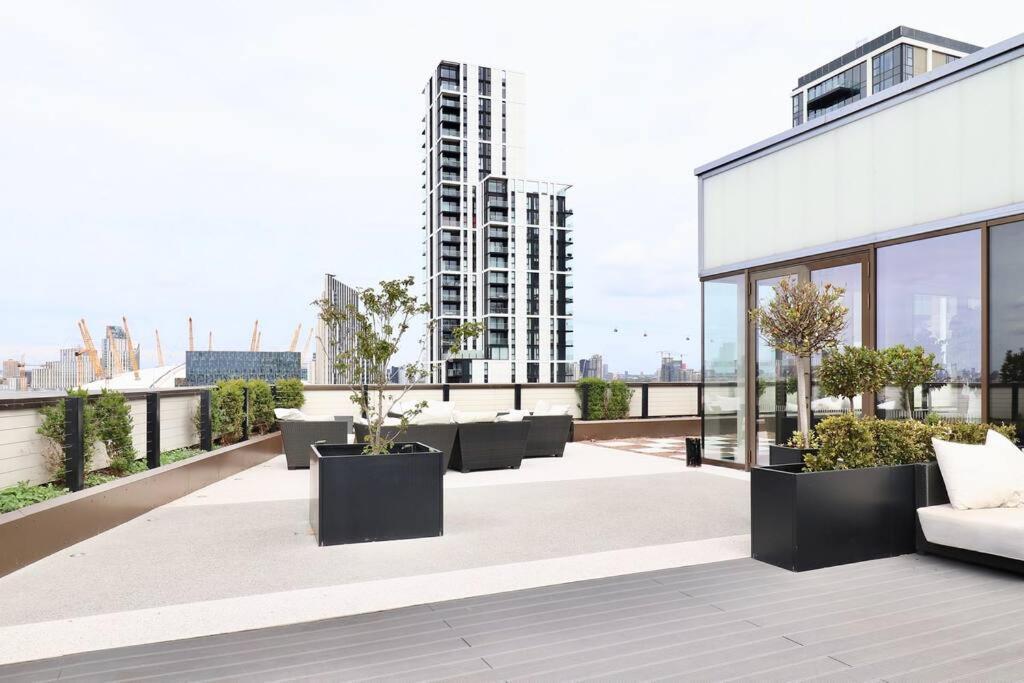 Superb In Greenwich With Balcony & Roof Apartment London