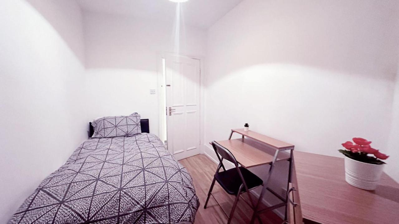 Madia Pad - By Chaps *